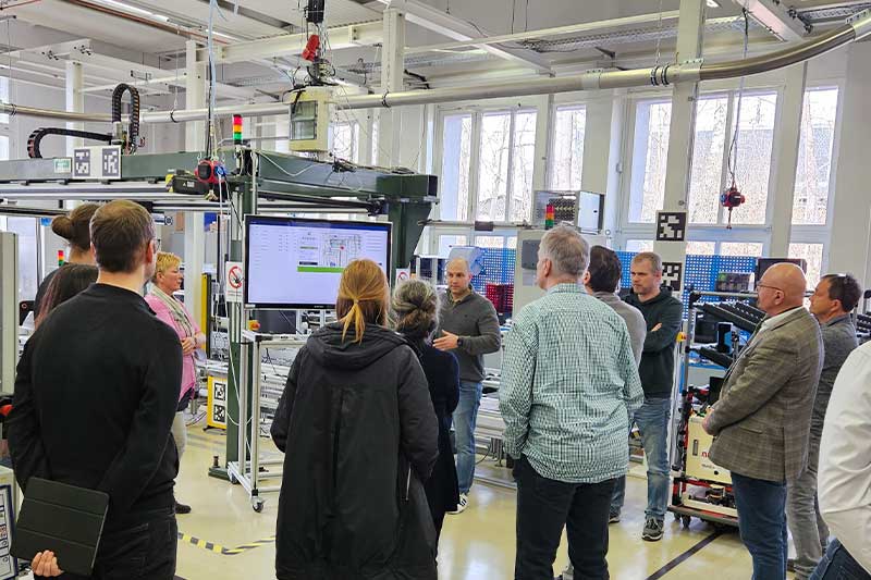 Schulleiter und Schulleiterinnen besuchen die Experimentierfabrik an der TU Chemnitz